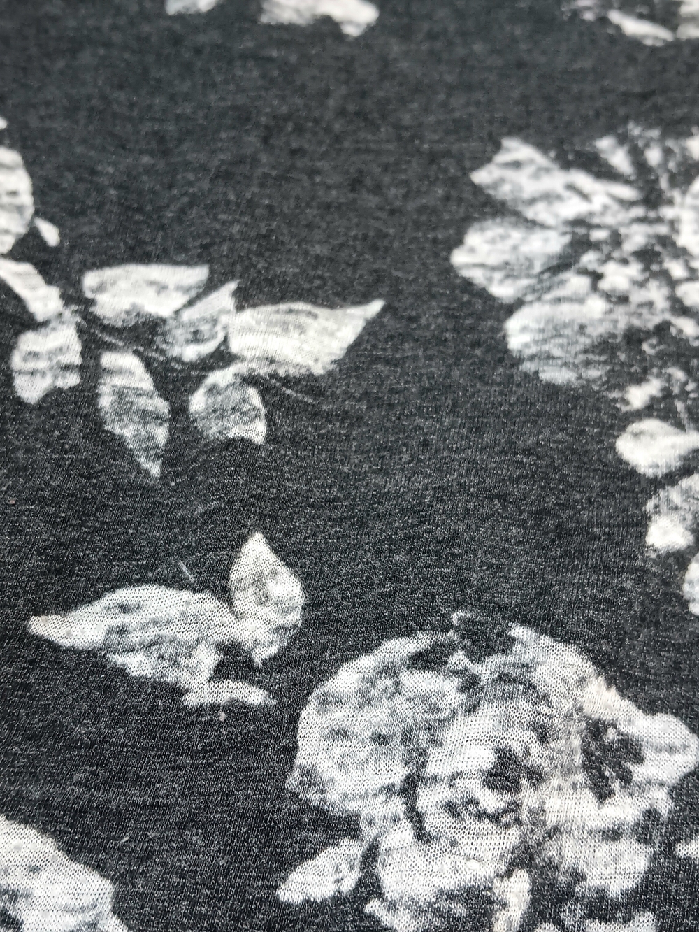 Lane Bryant Size 22/24 Short Sleeve V-Neck Ruched Sides Gray White Floral - Picture 4 of 7